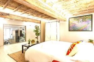 1 dormitorio con 1 cama y una pintura en la pared en Geppi's Apartments, en Florencia