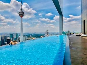 uma piscina no telhado de um edifício em amazing suites at platinum suites em Kuala Lumpur