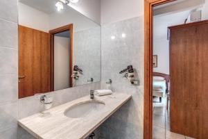 bagno con lavandino e specchio di Guest House Masterintrastevere a Roma