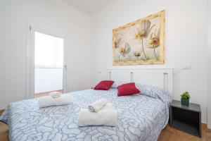 - une chambre avec un grand lit et des serviettes dans l'établissement Piombino Apartments - Casa Chiassatello, à Piombino