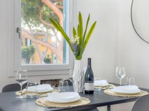 - une table avec des assiettes, des verres et une bouteille de vin dans l'établissement Piombino Apartments - Casa Chiassatello, à Piombino