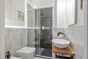 La salle de bains est pourvue d'une douche, d'un lavabo et de toilettes. dans l'établissement Piombino Apartments - Casa Chiassatello, à Piombino