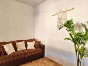 A seating area at Le Melodie - Appartamenti con spazi esterni privati a Sos Alinos
