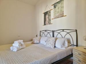 A bed or beds in a room at Le Melodie - Appartamenti con spazi esterni privati a Sos Alinos