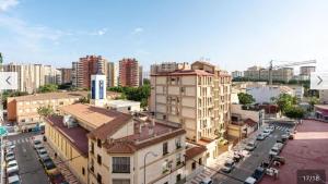 una vista panoramica su una città con edifici e automobili di Luis Braille Apt a Málaga