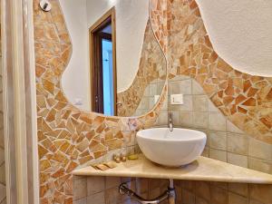 A bathroom at Le Melodie - Appartamenti con spazi esterni privati a Sos Alinos Még 37 kép