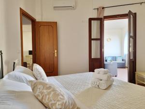 A bed or beds in a room at Le Melodie - Appartamenti con spazi esterni privati a Sos Alinos