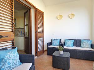 A seating area at Le Melodie - Appartamenti con spazi esterni privati a Sos Alinos