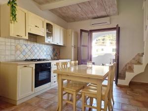A kitchen or kitchenette at Le Melodie - Appartamenti con spazi esterni privati a Sos Alinos