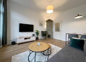 uma sala de estar com um sofá e uma mesa em Wohnung in Radebeul em Radebeul