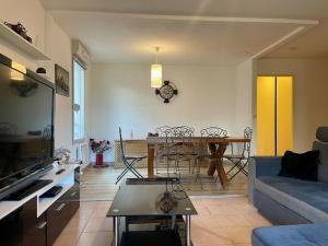- un salon avec un canapé et une table dans l'établissement L'appartement Michelet - Parking, à Carcassonne