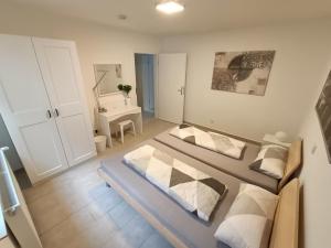 ein großes Schlafzimmer mit einem Bett und einem Badezimmer in der Unterkunft Geräumige helle Wohnung im grünen Taunus mit Privatparkplatz in Schlangenbad