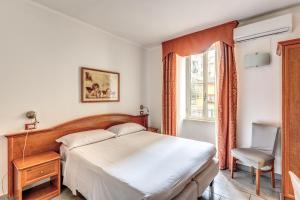 ローマにあるゲストハウス マスタリントラステヴェレのベッドルーム1室(ベッド1台、椅子、窓付)