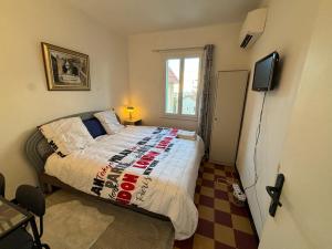 - une chambre avec un lit et une télévision dans l'établissement Brinette Room, à Toulon