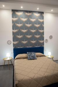 ナポリにあるNapoli Skyportの青い壁のベッドルーム1室
