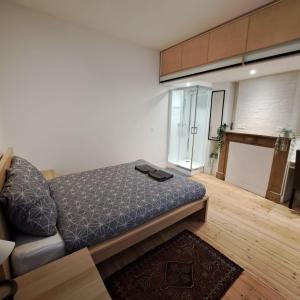 Säng eller sängar i ett rum på Comfortable room with terrace European Parliament