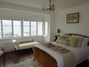 1 dormitorio blanco con 1 cama grande y ventanas en Portstewart Sea View Strand House, en Portstewart