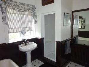 Ένα μπάνιο στο Portstewart Sea View Strand House +26 φωτογραφίες