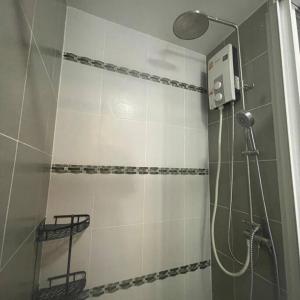 チェンマイにあるD condo sign D3のシャワーヘッド付きのシャワー付きのバスルーム