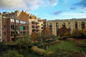 een groep gebouwen in een stad met een tuin bij Centrally Located 4 Room Apartment in Kopenhagen