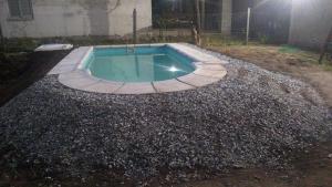 una pequeña piscina en un patio con grava en La Bolsa en 
