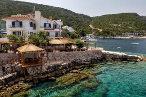 vista su un edificio e sull'acqua di Hotel Timun a Gdinj