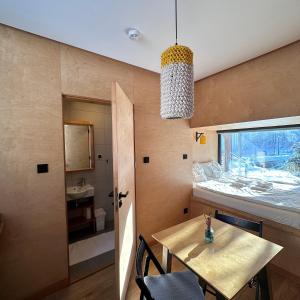 un pequeño comedor con mesa y ventana en Apartamenty Szuflandia, en Wisła