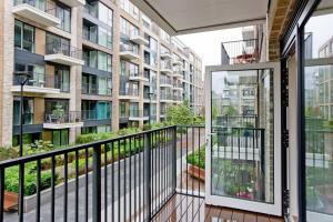 a balcony with a view of a building at Immaculate new 1 bed AC & pool Chelsea in London