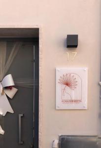Un orologio su un muro accanto a una porta di Casa Vacanze in Salento A casa di Benedetta a Squinzano
