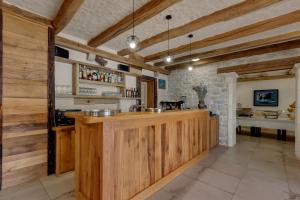 uma cozinha com um bar de madeira num quarto em Hotel Timun em Gdinj