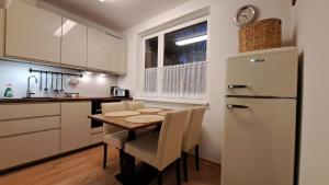 Kuchyň nebo kuchyňský kout v ubytování Apartmán Pálenica II
