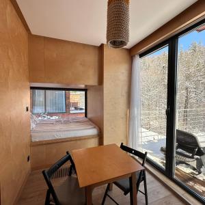 Apartamenty Szuflandia في فيسلا: غرفة مع طاولة وكراسي ونافذة