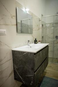 ナポリにあるNapoli Skyportのバスルーム(洗面台、鏡付)