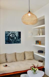 ein Wohnzimmer mit einem Sofa und einem Tisch in der Unterkunft Kynthia Suite - Escape to Seaside Makry Gialos in Makry Gialos