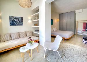 Posezení v ubytování Kynthia Suite - Escape to Seaside Makry Gialos