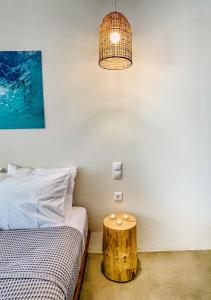 Postel nebo postele na pokoji v ubytování Kynthia Suite - Escape to Seaside Makry Gialos