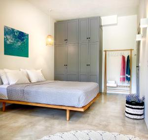 Postel nebo postele na pokoji v ubytování Kynthia Suite - Escape to Seaside Makry Gialos