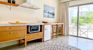 Kuchyň nebo kuchyňský kout v ubytování Kynthia Suite - Escape to Seaside Makry Gialos