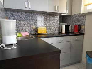 een keuken met witte kasten en een aanrecht bij Kotlarska Apartment in Wrocław