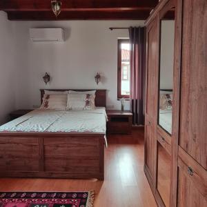 um quarto com uma cama e um espelho grande em Eco Lodge St Ignatius Еко лодж Игнажден em Debelets