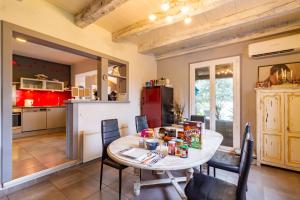 una cucina e una sala da pranzo con tavolo e sedie di Chambre d'hôtes - Espaces bien-être du "Dharma Vivant" a Biars-sur-Cère