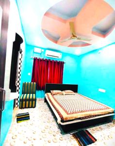 a bedroom with a bed and a ceiling at Goroomgo Bidisha-2 Digha - Excellent Stay with Family, Parking Facilities in Digha