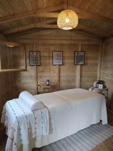 una camera da letto con letto bianco in una camera in legno di Vita Mia a Pazin (Pisino)