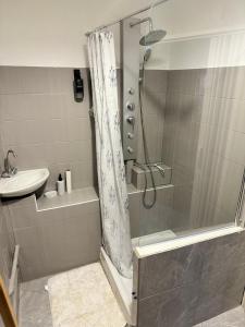 La salle de bains est pourvue d'une douche et d'un lavabo. dans l'établissement LoveRoom by Sunnyroom, à Perpignan