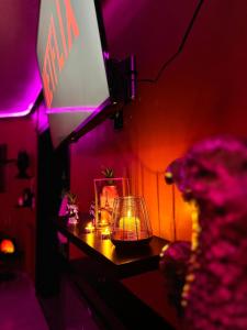 ペルピニャンにあるLoveRoom by Sunnyroomの蝋燭台とテディベア付きの部屋