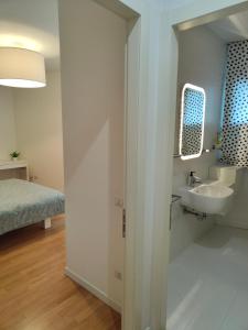 y baño con lavabo y espejo. en Confortevole bilocale Empoli, en Empoli