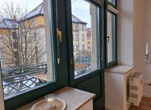 Cette chambre dispose d'une fenêtre offrant une vue sur la ville. dans l'établissement Stilvolle Ferienwohnung Dresden, à Dresde