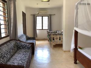 ein Wohnzimmer mit einem Sofa und einem Tisch in der Unterkunft Petwac Oasis in Malindi