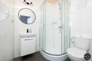 濟夫努夫的住宿－Black Pearl，带淋浴、卫生间和盥洗盆的浴室