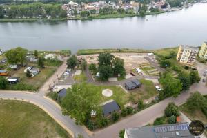 una vista aérea de un parque junto a un río en Black Pearl en Dziwnów